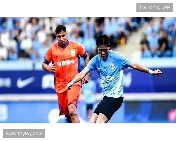 大连方一迎战山东鲁能争夺中超联赛关键三分之战